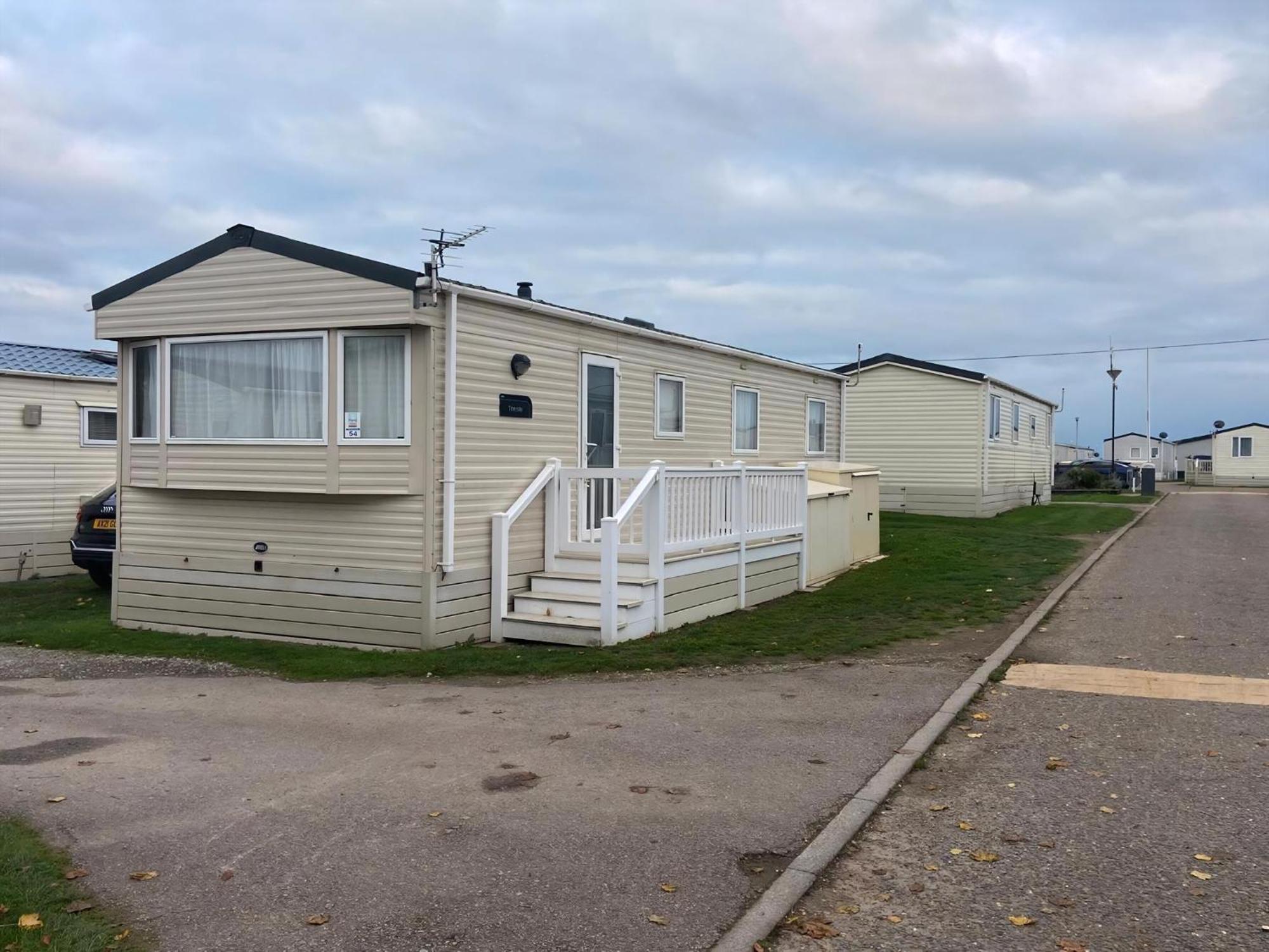 6 Berth Caravan With Side Decking At Suffolk Sands Ref 45054c *